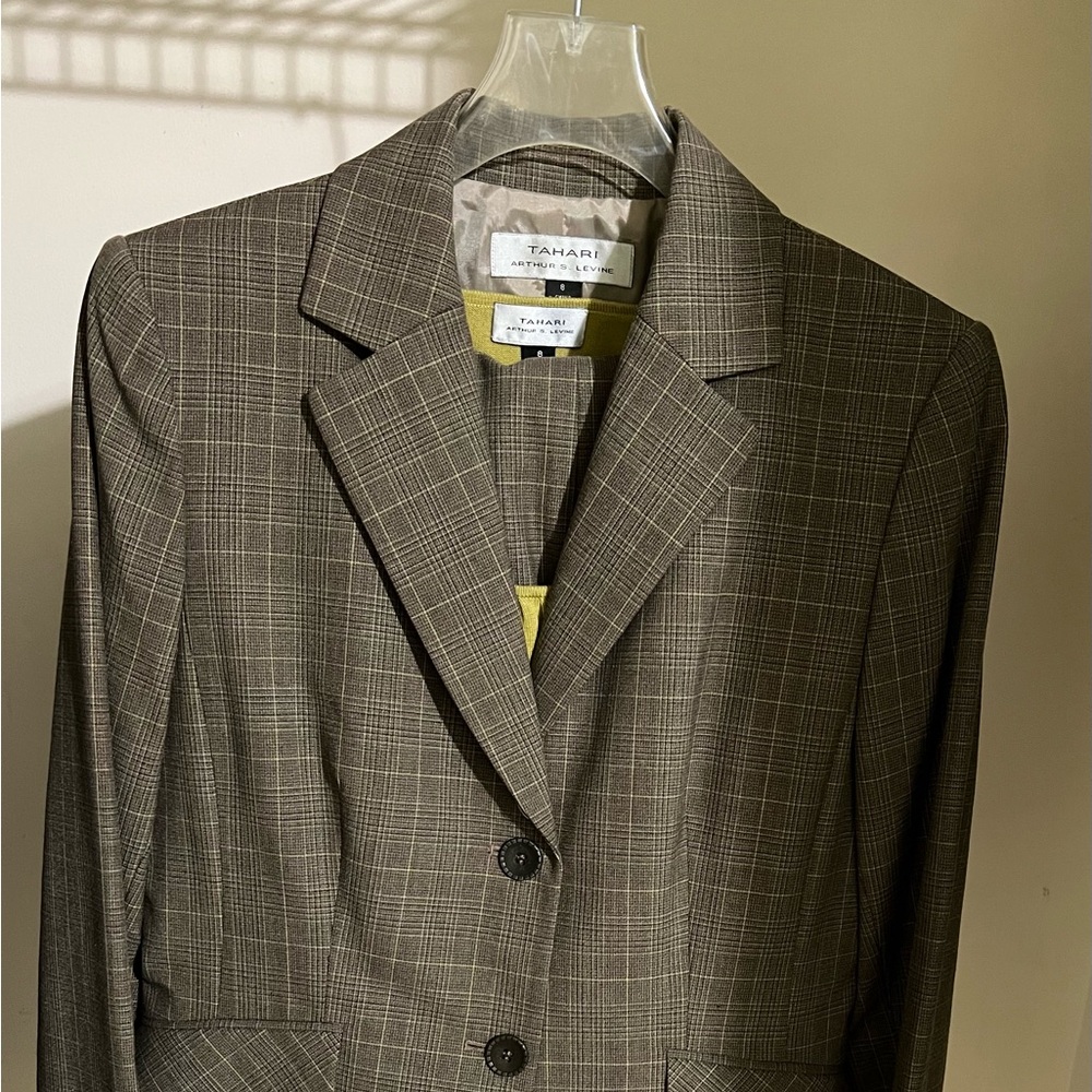 Tahari Brown Pantsuit with Elegant Tailoring